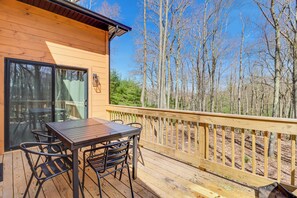 Deck | Gas Grill | Outdoor Dining Area