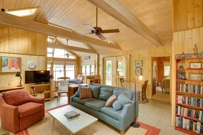 Living Area | Smart TV w/ Cable