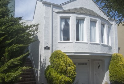 Sunny 1920s Gem – Free Parking, No Chores!
