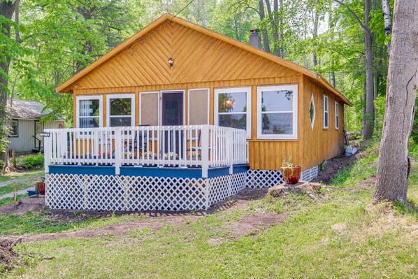 Hubbard Lake Vacation Rental | 2BR | 1BA | 900 Sq Ft | Stairs Required to Enter