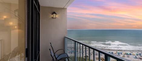 Stunning views of the beach & ocean!