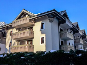 Sky, Building, Plant, Window, House, Neighbourhood, Residential Area, Facade, Tree