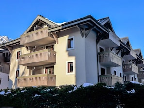 Sky, Building, Plant, Window, House, Neighbourhood, Residential Area, Facade, Tree