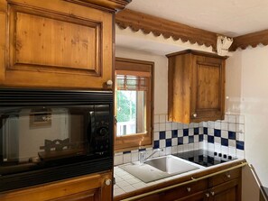 Brown, Cabinetry, Countertop, Property, Building, Sink, Furniture, Plumbing Fixture, Tap, Kitchen