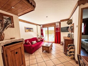 Wood, Furniture, Room, Wood Stain, Living Room, Hardwood, Chair, Varnish, Resort, Wood Flooring