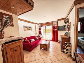 Wood, Furniture, Room, Wood Stain, Living Room, Hardwood, Chair, Varnish, Resort, Wood Flooring