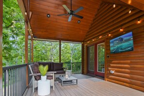 Plenty of seating and space to lounge on the front porch! Grab a blanket in the evening and catch up on your favorite shows outside!