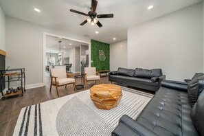 Cozy living room with 75" TV for gameday! 