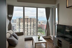 A contemporary living-room with an awe-inspiring cityscape view.