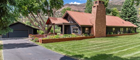 Historic 1950's log cabin hunting lodge close to the rivers and downtown Basalt
