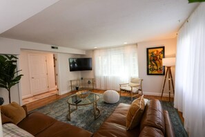 Living room, Leather Couch, Wall Mounted TV