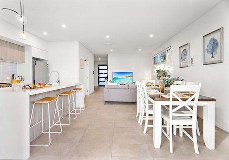 Kitchen, Dining & Living - Free Wifi - Coffee Machine