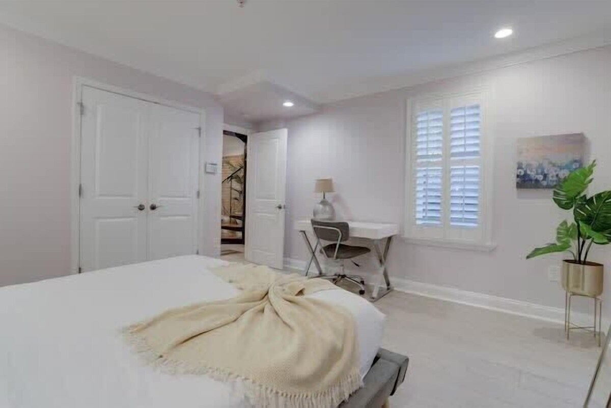 Sojourn Mt Vernon Sq Outdoor Space 2BR/2BA