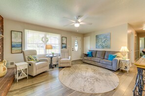 Living Room | Flat-Screen TV | Fireplace | Central Air Conditioning