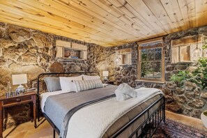 Carriage house King bed!
