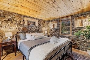 Carriage house King bed!