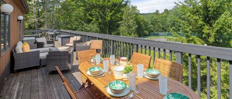 *Expansive deck