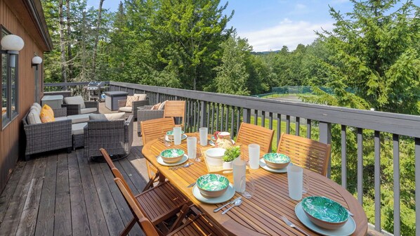 *Expansive deck
