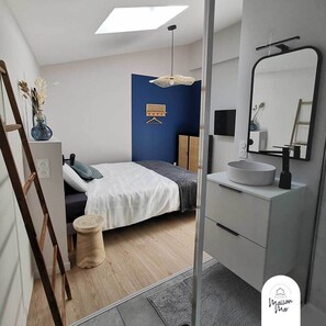 Chambre bleue avec salle de bain et Tv