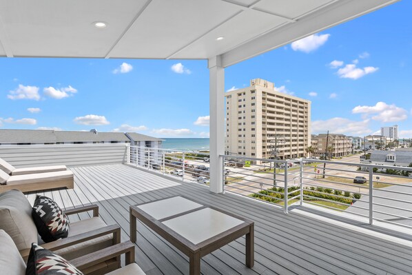 Seadragon 2 top-floor deck with expansive ocean views