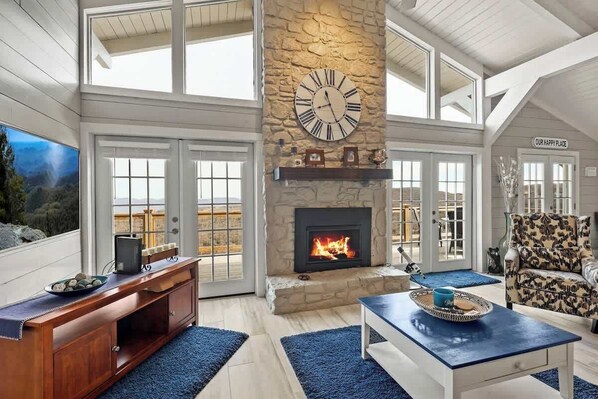 Homey Delight: Experience an instant sense of home with plush couches, inviting coffee tables, a warm fireplace for gatherings, and a Smart TV for movie nights. Revel in mesmerizing views as you create cherished moments with friends and family.