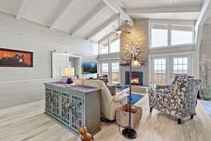 Cozy Connections: Feel at home right away with comfortable couches, inviting coffee tables, a welcoming fireplace, and a Smart TV for movie nights. Capture the mesmerizing views as you share precious moments with friends and family.