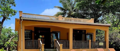 Porch with 360 Roof Deck & Kayak, Beachside