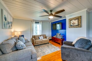 Living Room | Smart TV | Books | Free WiFi | Central Air Conditioning/Heat