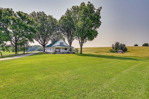 Dobson Vacation Rental | 2BR | 1.5BA | 1,400 Sq Ft | Stairs Required to Enter