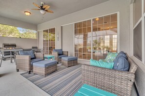 Home Decor, Furniture, Indoors, Living Room, Table