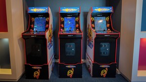 1 Vintage arcade game per unit