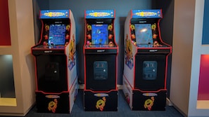 1 Vintage arcade game per unit