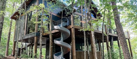 Nestled among the lush green canopy, this enchanting treehouse retreat offers a whimsical escape from the ordinary. 