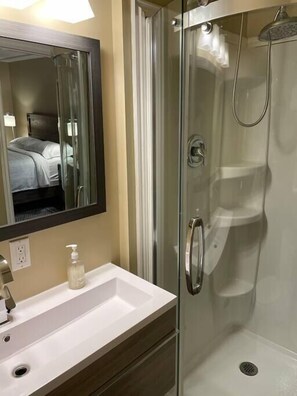 Full ensuite bathroom 