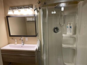 Full ensuite bathroom with salon quality Kevin Murphy products.