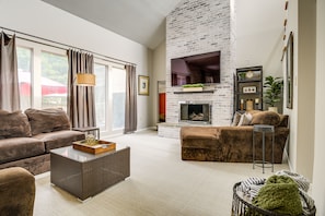 Living Room | 1st Floor | Smart TV | Gas Fireplace (Seasonal) | Free WiFi