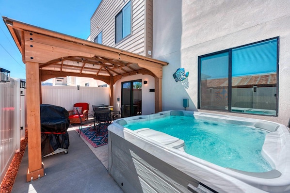 Make a splash at HooDoo! This 3BR townhome features a luxurious hot tub. Located near downtown Kanab and central to Zion, Bryce Canyon and more, HooDoo at White Pocket Villas offers a relaxing retreat.