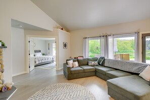 Living Area | Smart TV | Fireplace