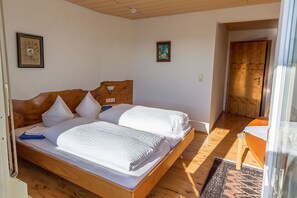 Gasthaus zum Rebstock, (Kressbronn a. B.), LHS 04982-Innenansicht-2erZimmer.jpg