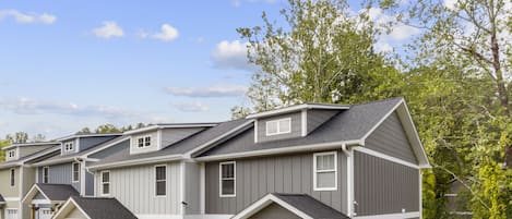 Welcome to Dogwood & Sweetgum — two beautiful homes outside Asheville!