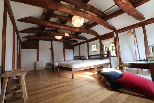 2nd floor guest room (2 semi-double beds)