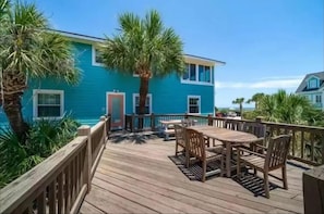 Large Sundeck!