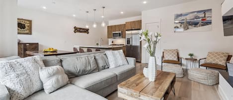 Living Room, River West 522, Silverthorne Vacation Rental