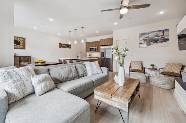 Living Room, River West 522, Silverthorne Vacation Rental