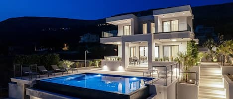 Luxuriöse Villa mit 5 Schlafzimmern, beheiztem Pool, Billard, Kinoraum und Meerblick
