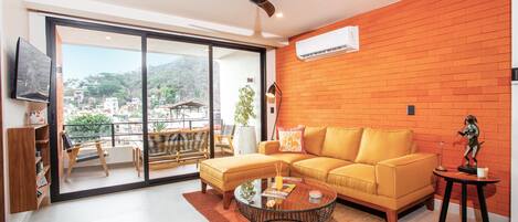 Chic and bright 2 bedroom in the heart of the Romantic Zone