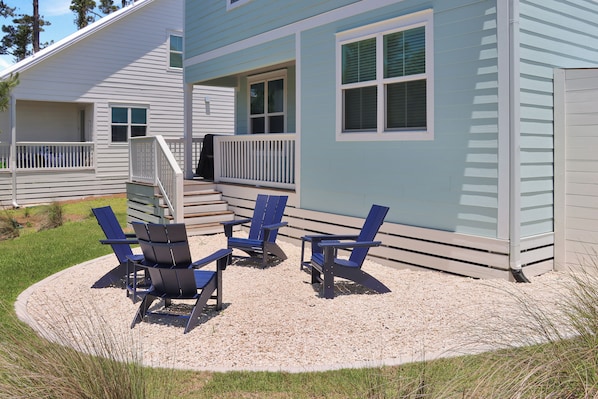 Welcome to Beachy Keen! Backyard Sitting Area