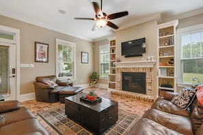 Large Living room-JUST UPGRADED TO 65" Smart TV