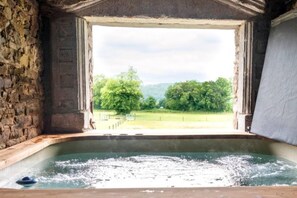 Indoor spa tub