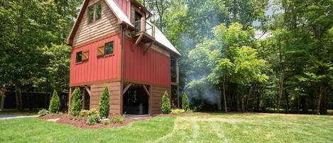 Brand new treehouse, flat drive in, well lit